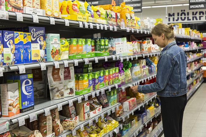 Luomutuotteita kaupassa 