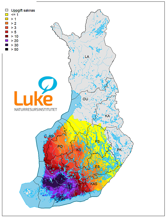 Populationstätheten av vitsvanshjort i Finland. Kartan visar stammens beräknade densitet, som är högst (mer än 30 djur/1 000 ha) inom ett område som sträcker sig från Sydvästra Finlands kustregion till Tavastland, och minskar jämnt mot öster och norr. Vitsvanshjort förekommer i området söder om linjen Kalajoki–Ule träsks södra sida–Kides. Uppgift saknas om stammen norr om linjen och i den åländska skärgården. På kartan anges viltcentralområdenas gränser och namnförkortningar samt vattenområdena.