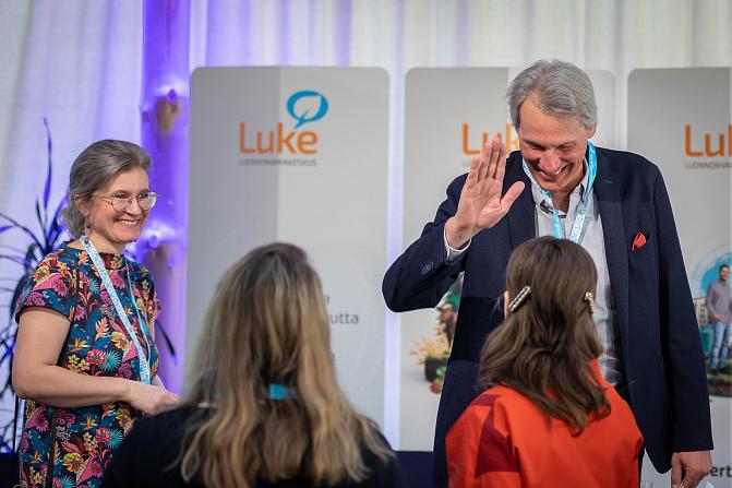 Hannu Fritze ja Maria Hyvönen lavalla.