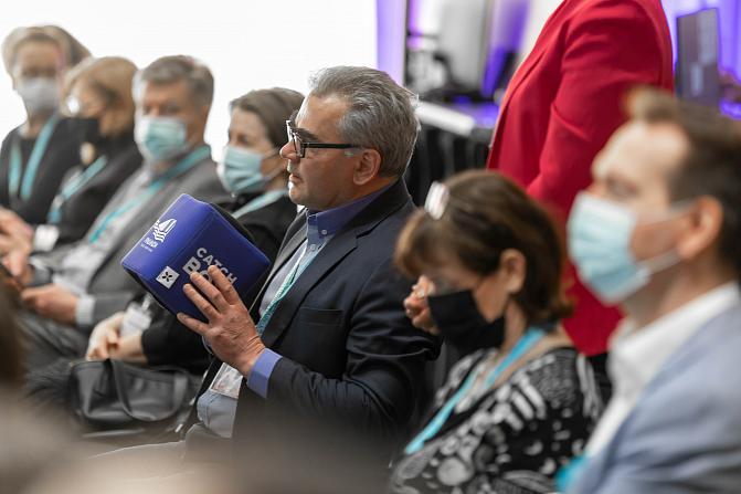 Yleisöä penkkirivillä.