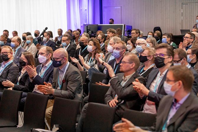 Sidosryhmötilaisuuden yleisöä.