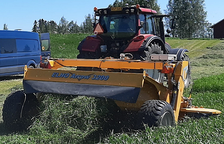 Kuvassa on niittomurskain. 