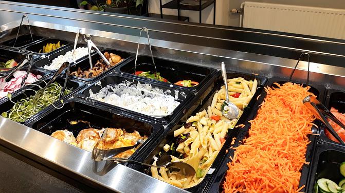 Ruokalan linjasto, jossa elintarvikkeita eri kulhoissa.