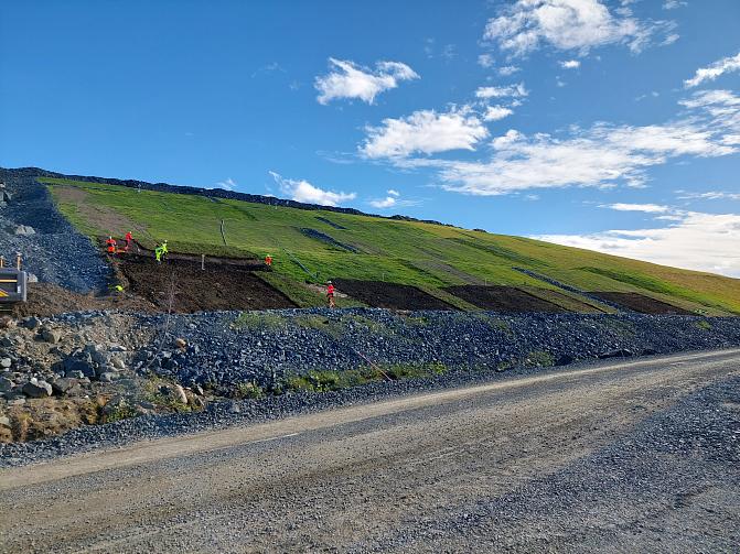 Sivukivikoealue, jolla testataan erilaisia kiertotalouden kasvualustoja ja kasvillisuuden perustamistapoja. 