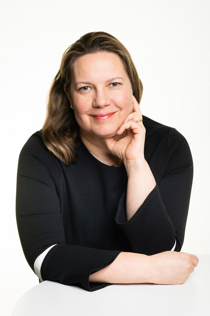 Kuvassa on Luonnonvarakeskuksen viestintä- ja markkinointijohtaja Kirsi Arvelo. 