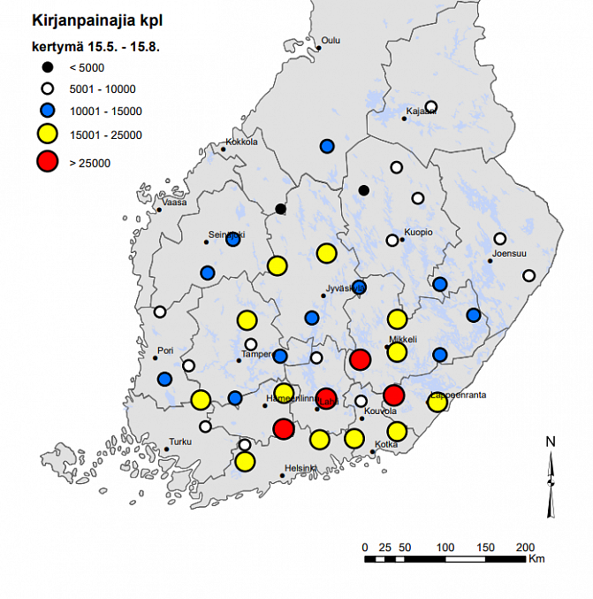 Elokuun puoliväliin mennessä kertynyt kirjanpainajien määrä neljä kertaa tyhjennetyissä pyydysryhmissä. Yksi ryhmä koostuu kolmesta feromonilla varustetusta putkipyydyksestä. Kuvataan tarkemmin tekstissä.