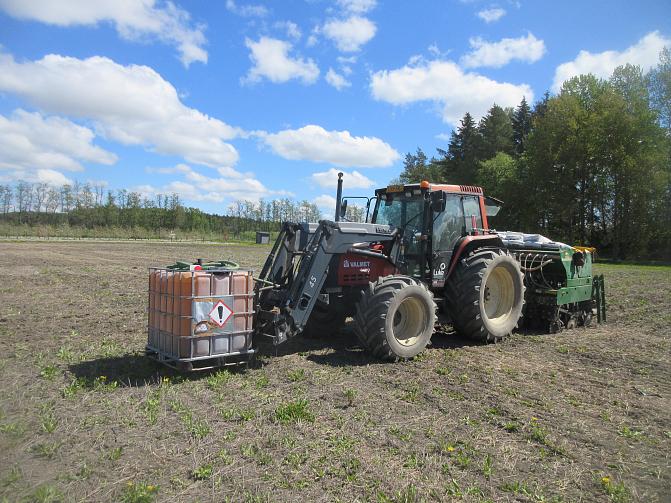 PlasmaN -hankkeen kansikuva, jossa traktori pellolla