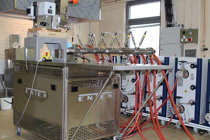 Moniruuviekstsuuderi-laitteisto