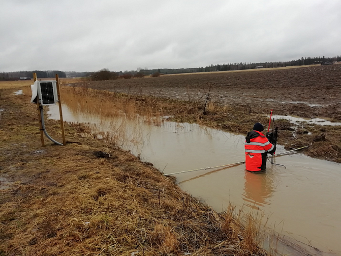 Virtaaman mittausta Flinkinojassa maaliskuussa 2020. 