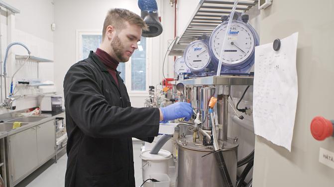 Tutkija työskentelee biokaasureaktorien äärellä.