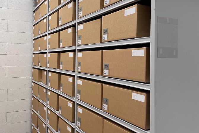 Biopankin näytteet pahvilaatikoissa arkistohyllyssä.