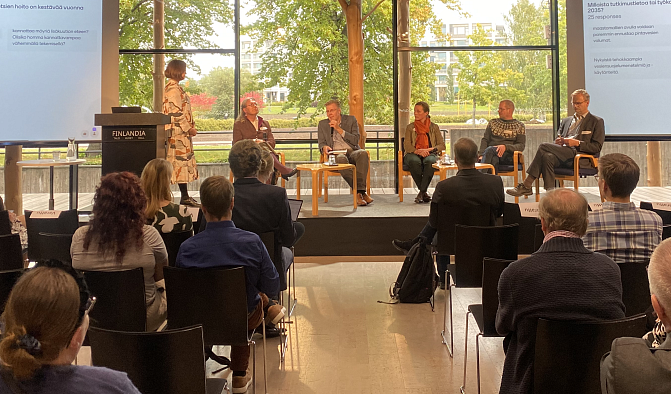 Kuvassa suo-hankkeen loppuseminaarin paneelin osallistujia ja yleisöä