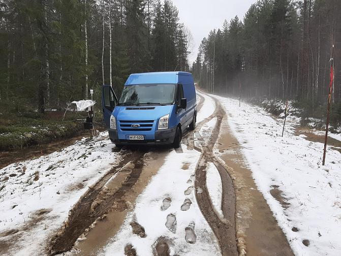 Auto loskaisella metsätiellä