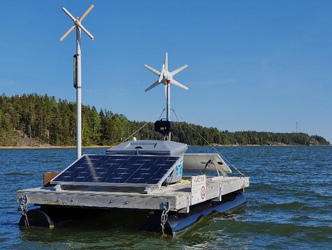 Karkotinlautta, jossa hyljekarkotin on pinnan alla ja akustojen latauslaitteisto päällä. 