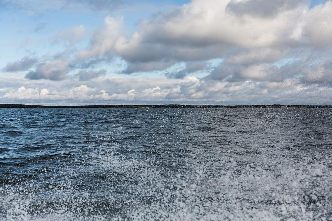 Tyrskyävä meri ja sininen taivas.