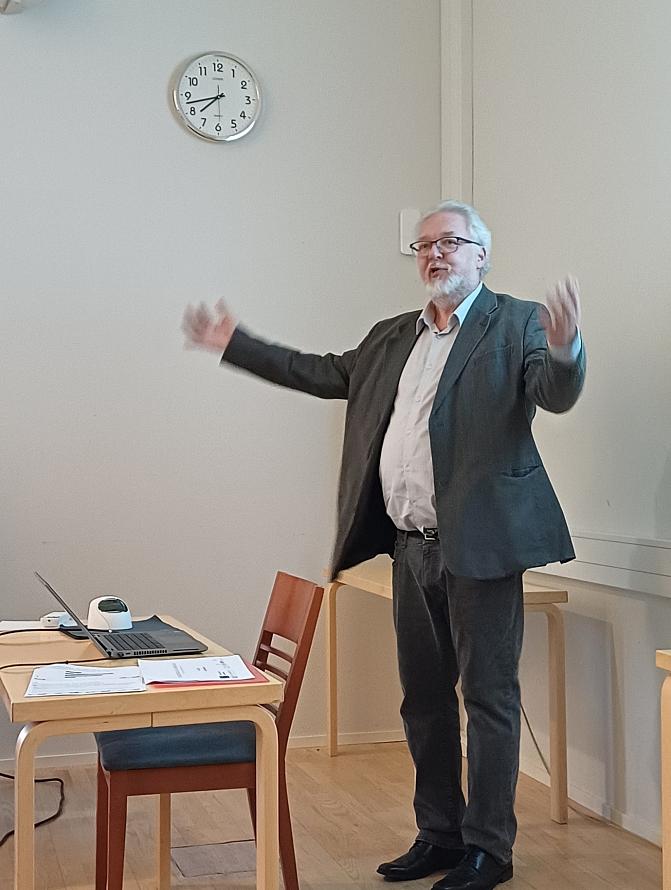 Pukuun pukeutunut mies seisomassa