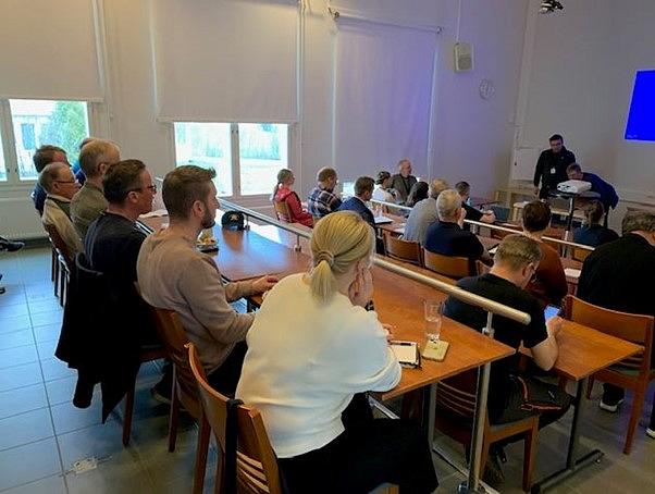 Yleiskuva täydestä luentosalista