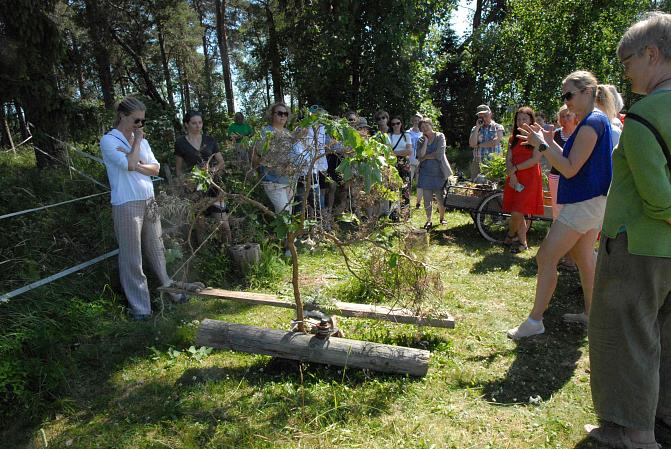 Ihmisiä keskustelemassa puistossa.