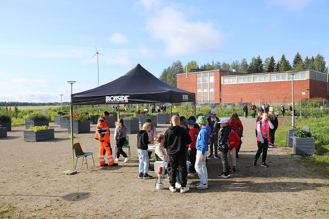 Oppilaat odottavat vuoroaan maaperärastin mikroskoopille Tervolan Louella