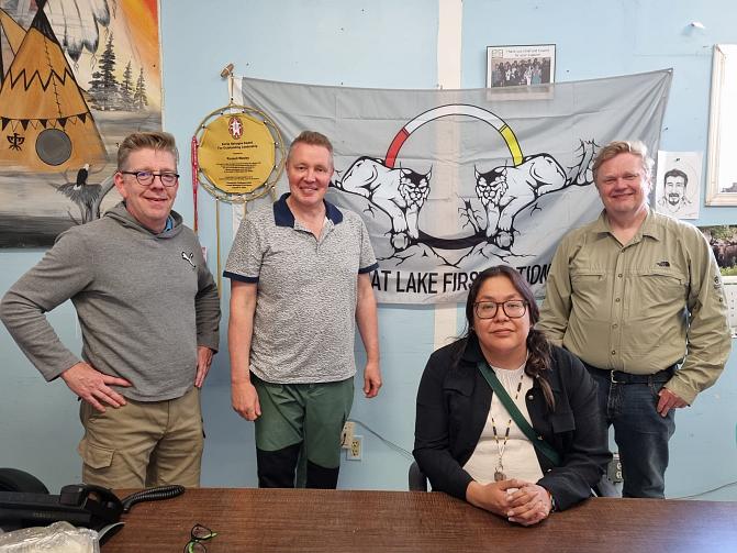Kuvassa NordBestin Ari Elo, Luken Lauri Sikanen, Cat Lake First Nationin Rachel Wesley ja NordBestin Pasi Pinta.