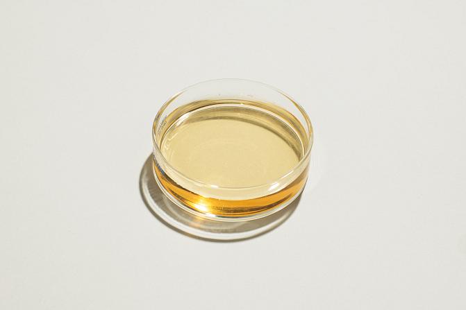 Petrimaljalla kellertävää neulasuutenestettä