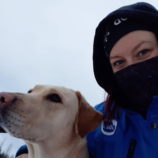 Sari Mikkolas hund är med i allt, även i att samla DNA-prover.