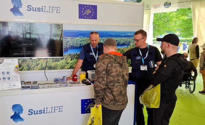 Poliisit esittelevät SusiLIFE-hanketta messukävijöille Riihimäen Erämessuilla