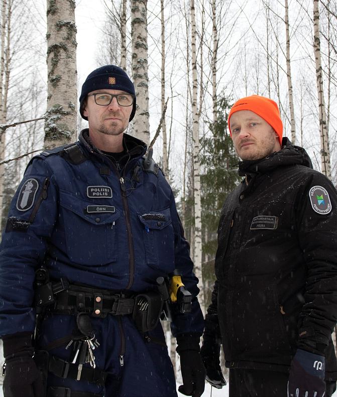 Den äldre konstapel och jakt- och fiskeövervakare är på bilden iklädda sina uniformer.