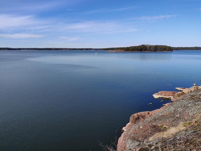 Keväinen merimaisema