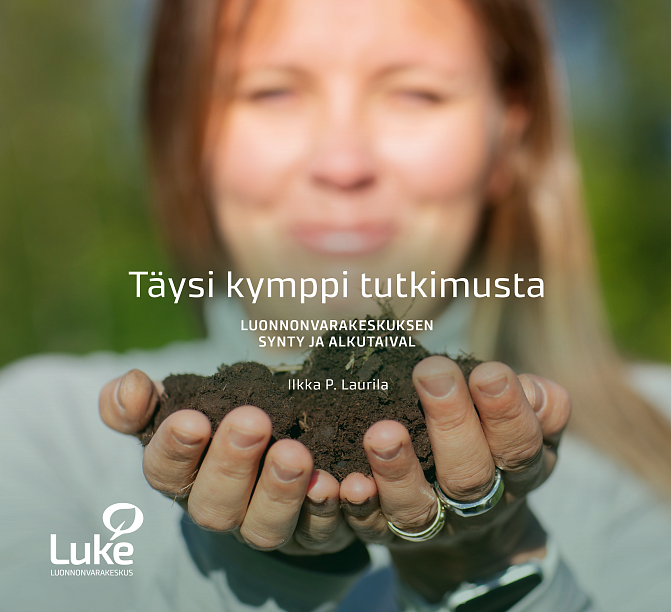 Naisella on käsissään multaa.