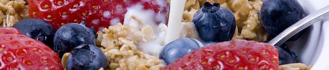 Mansikoita, mustikoita ja mysliä lautasella