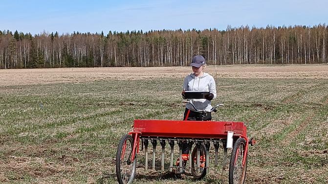 Kaliumportaiden lannoite levitetään käsin työnnettävällä lannoitteenlevittimellä. 