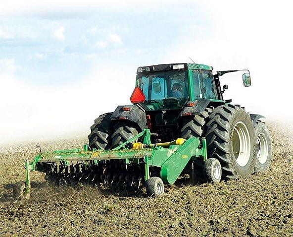 Man kan bekämpa kvickrot och andra rotogräs mekaniskt med en korttidsträda före sen sådd av ärt. Man kan också börja trädesbearbetningen hösten innan. För metoden lämpar sig kultivatorredskapet Kvick-Finn, vars rotor separerar ogräsen med sina rötter från jorden och kastar upp dem ovanpå markytan, där de torkar och dör.