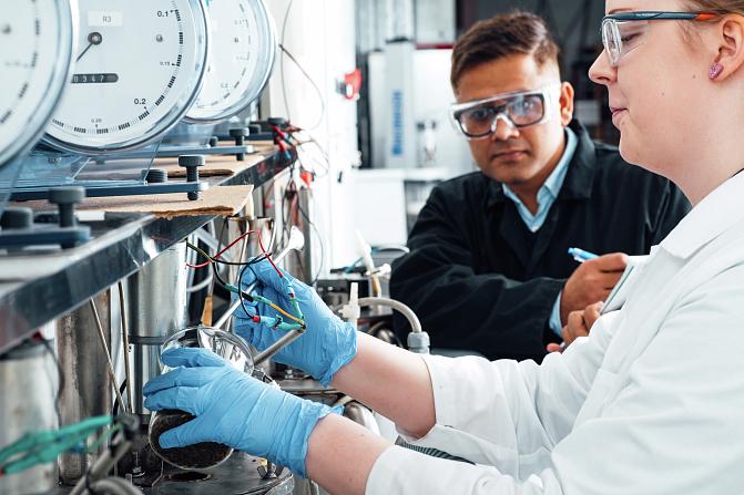 Kaksi tutkijaa työskentelemässä laboratoriossa