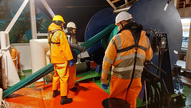 Luken asiantuntija ja ammattikalastaja Itämerellä selvittämässä silakkakantojen tilaa; menossa troolinveto laivaan.