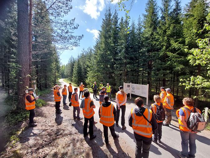 vierailijoita tutustumassa Punkaharjun tutkimuspuistoon