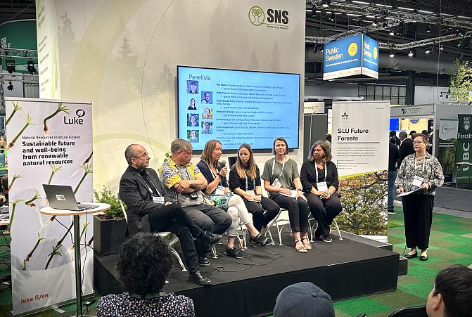 Ihmisiä paneelikeskustelussa IUFRO kongressissa