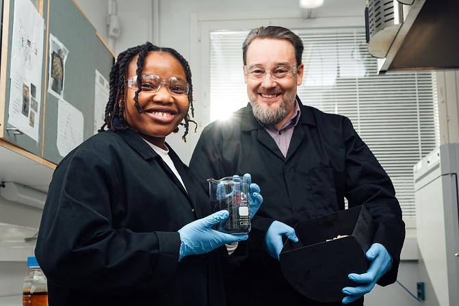 Kaksi tutkijaa laboratoriossa