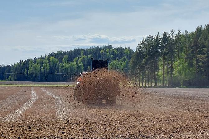 Kiinteän lannan levitystä