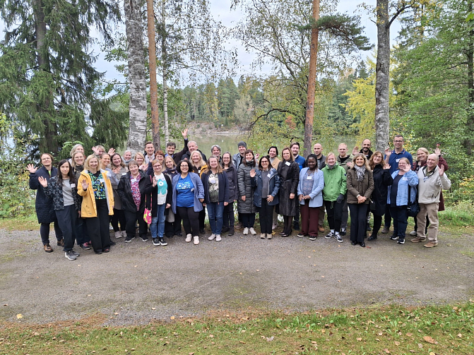 Parikymmentä ihmistä yhteiskuvassa.