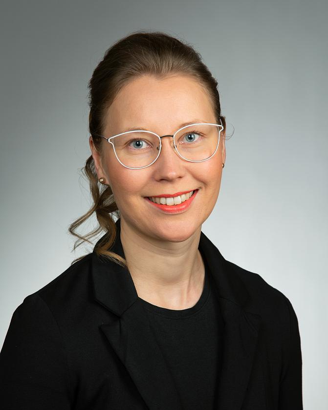 Kuvassa väitöskirjan tehnyt henkilö Maija Lipponen