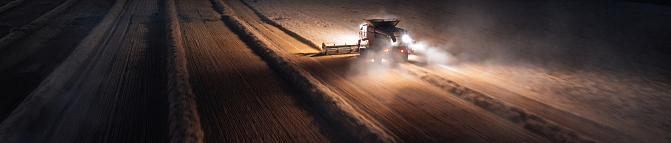 Puimuri hämärällä pellolla