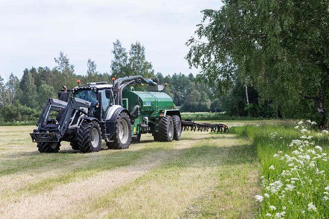 Kuvassa levitetään typpilietettä pellolle
