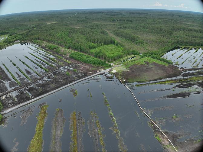 Kuvassa näkyy peltoja lintuperspektiivistä. Vesi on noussut niille.