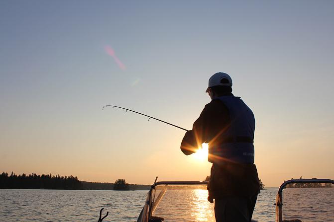 Kalastaja auringonlaskussa.