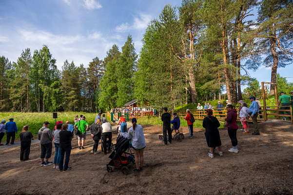 Kuvassa yleisötilaisuus Sotkamon Syntiniemen esteettömän virkistysalueen avajaisista vuonna 2025. 