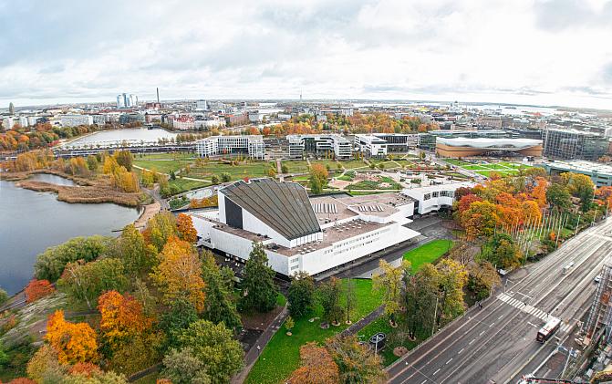 Finlandia talo syksyinen puisto