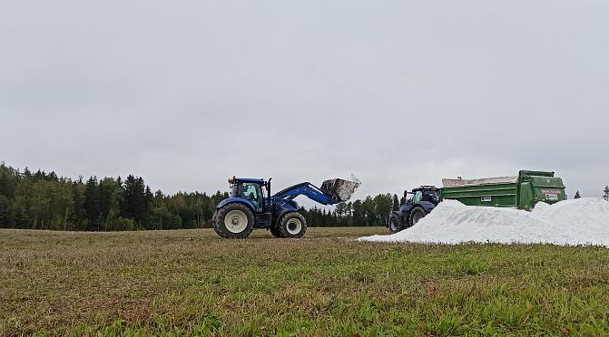 Kuvassa käsitellään peltoa kalkilla.