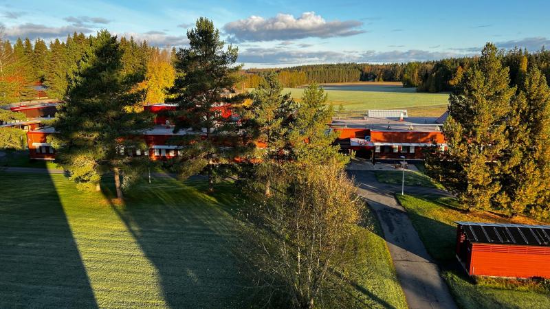 Luken Jokioisen toimipaikan rakennus kuvattuna syksyisenä aamuna ylhäältä päin. 
