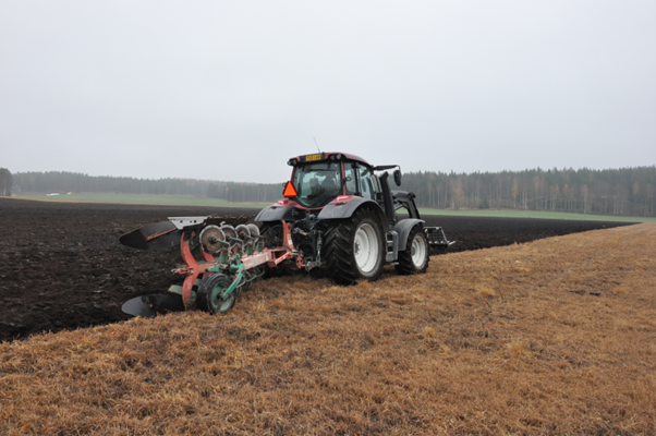 Kyntö sujuu turvemaallakin hyvin ja pienellä vetovastuksella, mikäli juolavehnää ei ole liikaa ja auran säädöt ovat oikeat. Muovisiivet estävät maan tarttumista siipiin .